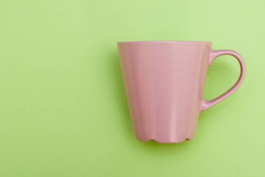 Yeşil zemin üzerine saplı pembe güzel kupa