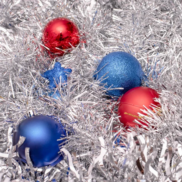 Gyönyörű karácsonyi játékok a kék és a piros szín a talmi — Stock Fotó