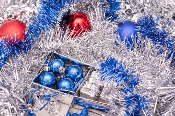 Χριστούγεννα παιχνίδια, που αποτελείται από μπλε αστέρια, τα μπλε Χριστούγεννα μπάλες, ασημένια κουδουνάκια και κουτιά δώρων διαλόγου μεταξύ της silver — Φωτογραφία Αρχείου
