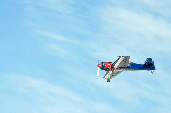 Um pequeno avião com uma hélice no céu azul — Fotografia de Stock