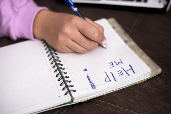 L'inscription sur le carnet écrit en stylo bleu "Aide-moi " — Photo