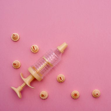 Sır şekerlemeler pembe üzerinde uygulamak için sarı şırınga