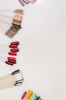 Beyaz arka plan üzerinde renkli tırnak şekilleri ayarla