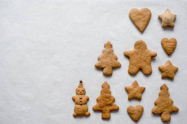 Noel gingerbread çerezleri kardan adam, Noel ağaçları, kalpler, beyaz bir arka plan üzerinde yıldızlar