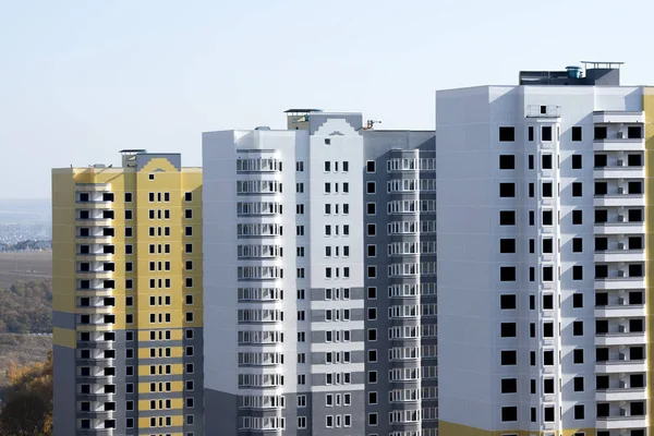 Три необитаемых многоэтажных жилых здания из кирпича — стоковое фото