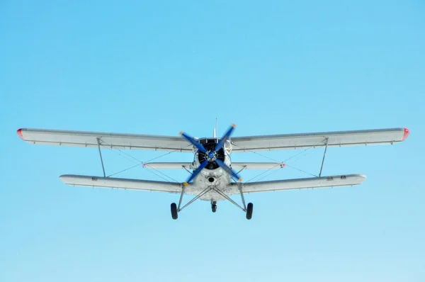 Avión con una hélice en el cielo de cerca —  Fotos de Stock