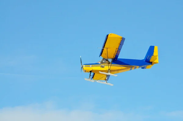 Bir pervane üzerinde mavi gökyüzü ile sarı bir uçak — Stok fotoğraf