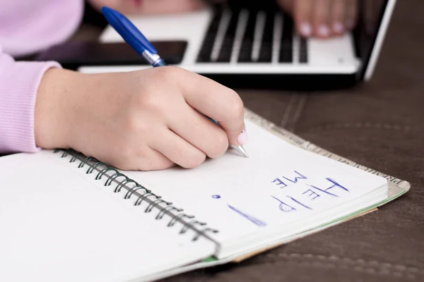 L'inscription sur le carnet écrit en stylo bleu "Aide-moi " — Photo