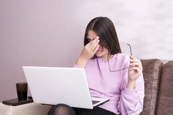 A woman working at the computer for a long time tired eyes — Stock Photo, Image