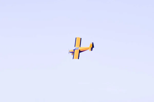 Un avión amarillo con una hélice en el cielo azul — Foto de Stock