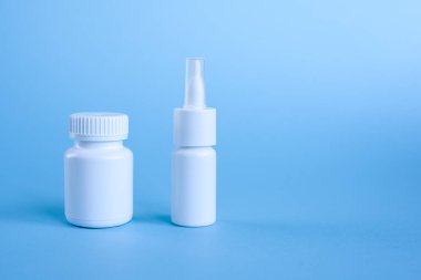 İlaçlar ve sprey bir mavi beyaz beyaz şişe