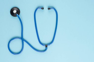 Mavi zemin üzerine mavi stetoskop. Üstten görünüm.