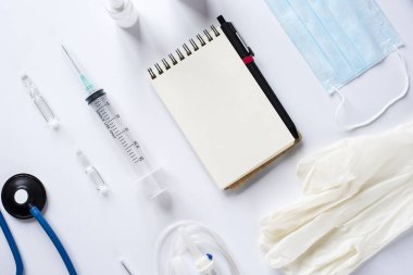 Çeşitli tıbbi malzeme ve beyaz arka plan üstünde not etmek