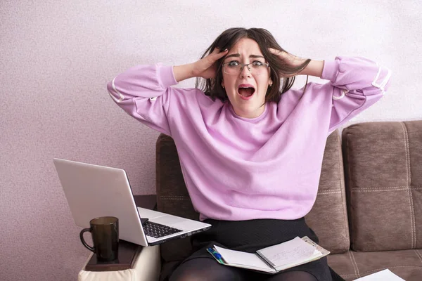 La femme est choquée, ses cheveux sont ébouriffés et tenant ses mains sur sa tête — Photo