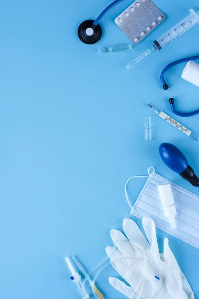 Equipo médico diferente sobre fondo azul. La vista desde arriba . — Foto de Stock