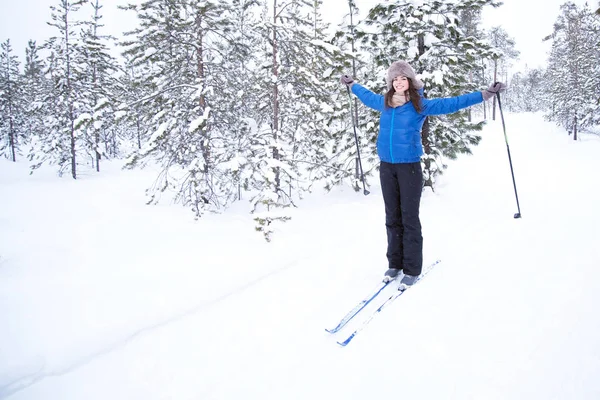 Femme ski dans les bois — Photo