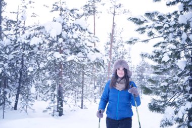 Kadın ormanda Kayak