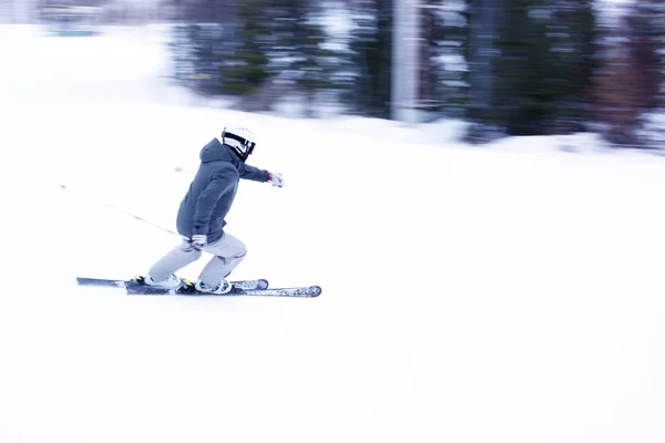 Man down the mountain on skis — Stock Photo, Image