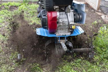 Bilinmeyen Dünya motor blok yardımıyla pulluklar