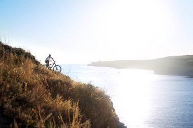 Bisikletçi sahil üzerinde