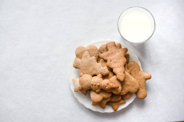 Noel gingerbread bir kardan adam, yılbaşı ağacı, kalp, yıldız şeklinde ve bir bardak süt