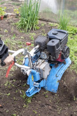 Bilinmeyen Dünya motor blok yardımıyla pulluklar