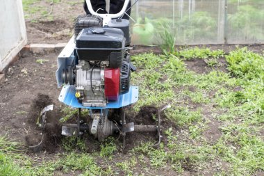 Bilinmeyen Dünya motor blok yardımıyla pulluklar