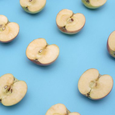 Arka plan mavi zemin üzerine yarım elma kesme