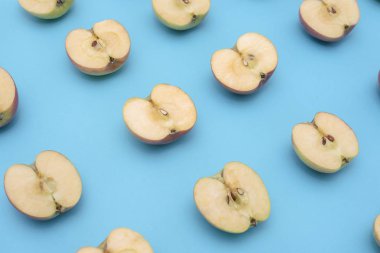 Arka plan mavi zemin üzerine yarım elma kesme