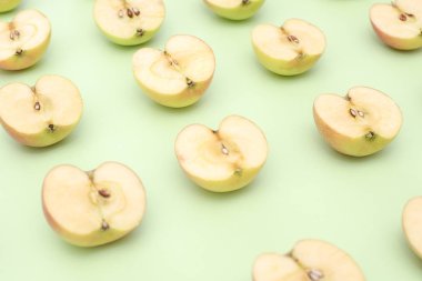 Yeşil zemin üzerine yarım elma kesme arka plan