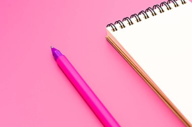 Boş defter etiketleri ve kalem uygulanması için Helisel pembe bir arka plan ile