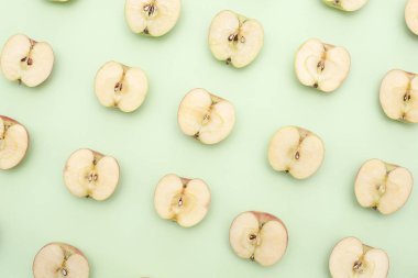 Yeşil zemin üzerine yarım elma kesme arka plan