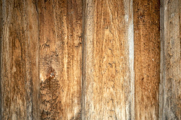 Деревянная стена из неокрашенных грубых вертикальных досок
