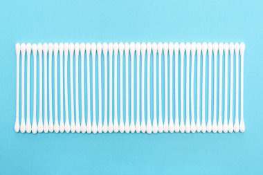 Mavi arka planda beyaz pamuklu tomurcuklar hat yalan