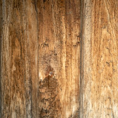 Boyanmamış kaba dikey kurulların ahşap duvar