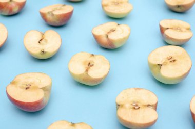 Arka plan mavi zemin üzerine yarım elma kesme