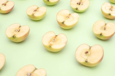 Yeşil zemin üzerine yarım elma kesme arka plan