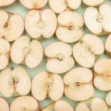 Yeşil zemin üzerine yarım elma kesme arka plan