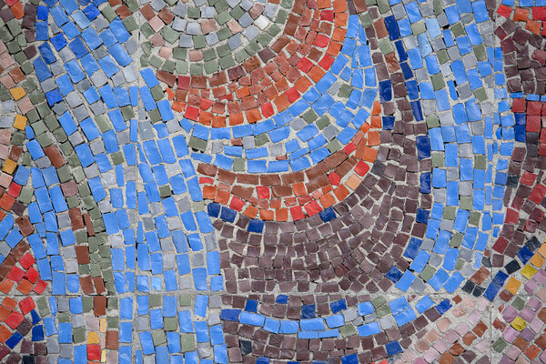 Красивая красочная мозаика из квадратных элементов на стене
