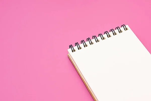 Caderno em branco com espiral para a aplicação de etiquetas em fundo rosa — Fotografia de Stock