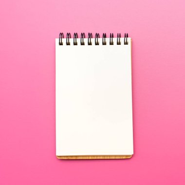 Boş defter etiketleri uygulanması için Helisel pembe bir arka plan ile.