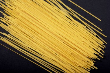Siyah arka plan üzerine ham düz spagetti