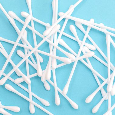 Mavi zemin üzerine beyaz pamuk tomurcukları dağınık