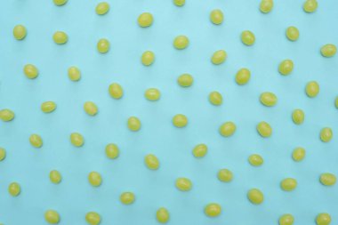 Yeşil arka plan üzerinde güzel lezzetli sulu Yeşil üzüm