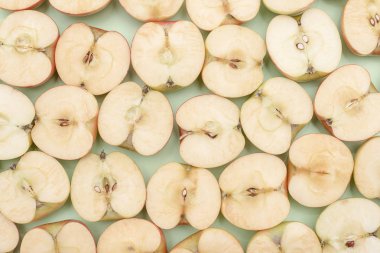 Yeşil zemin üzerine yarım elma kesme arka plan