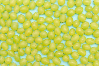 Yeşil arka plan üzerinde güzel lezzetli sulu Yeşil üzüm