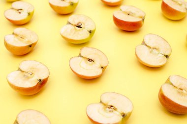 Arka plan Sarı zemin üzerine yarım elma kesme