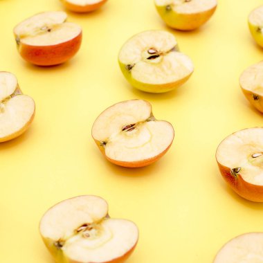 Arka plan Sarı zemin üzerine yarım elma kesme