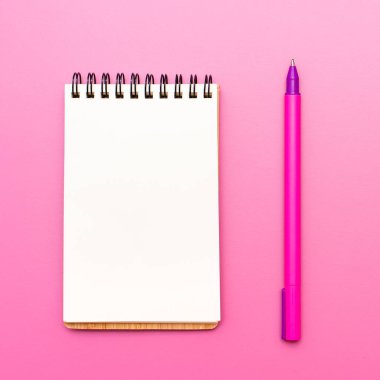 Boş defter etiketleri ve kalem uygulanması için Helisel pembe bir arka plan ile