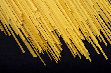 Siyah arka plan üzerine ham düz spagetti